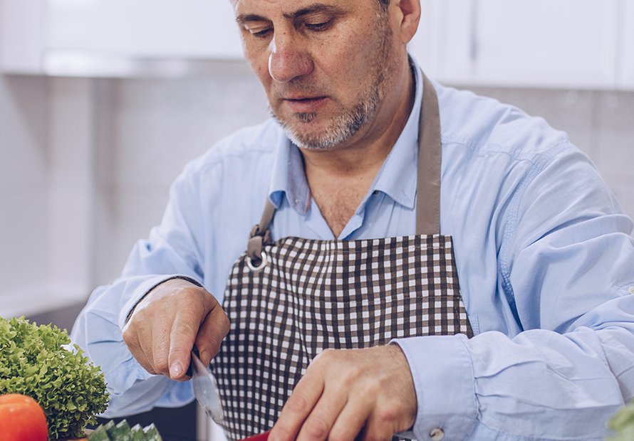 Single man makes salad with online food plan